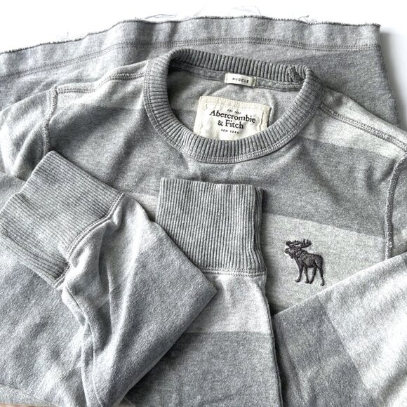 Vintage Y2K Abercrombie & Fitch Gray Stripe Moose Muscle Crewneck Sweater Men XL - Picture 5 of 8